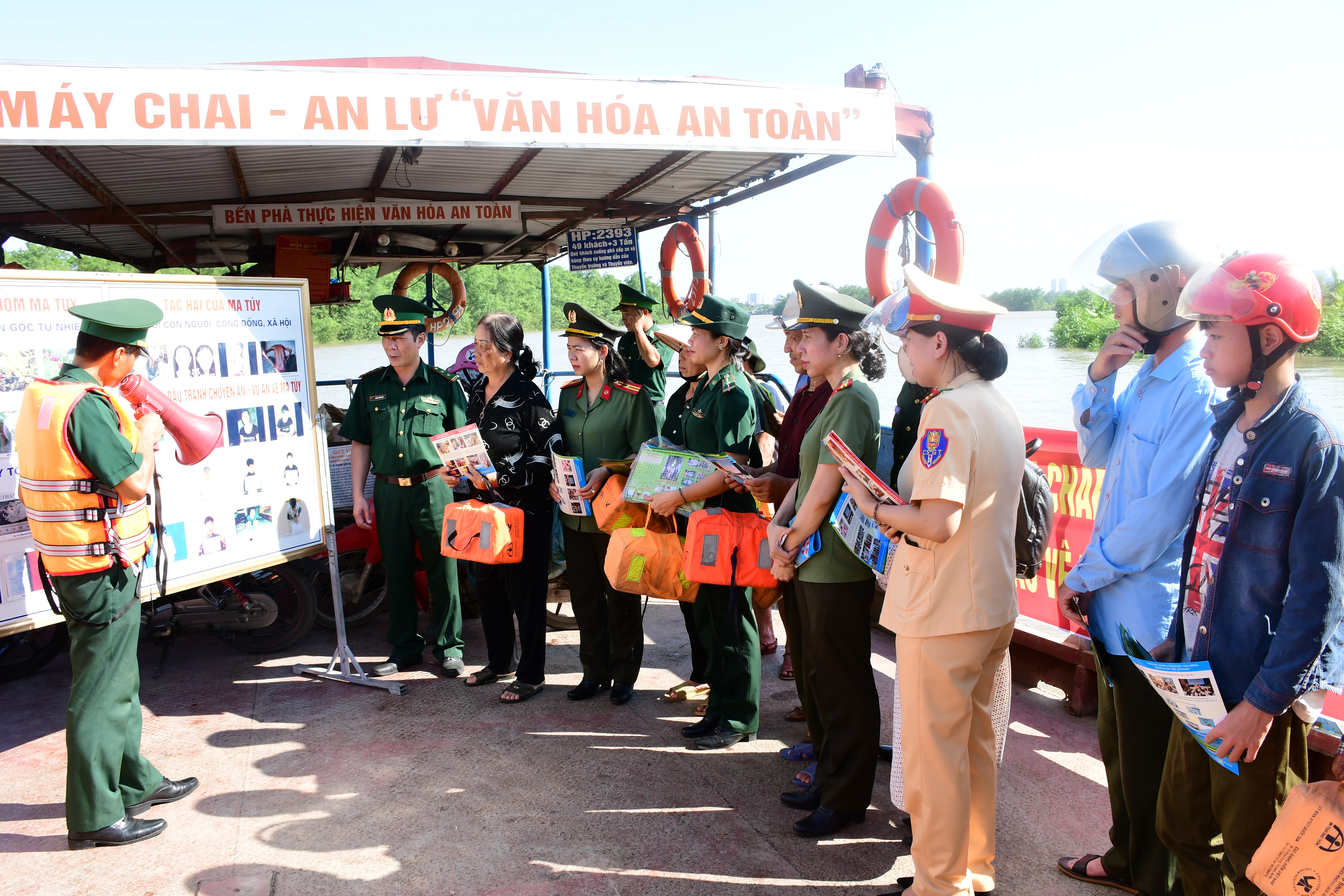 Tặng 150 áo phao, tuyên truyền phòng, chống về tệ nạn ma túy và các biện pháp phòng chống đuối nước cho người dân